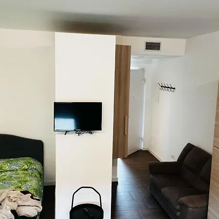 White House 4 * بريشا