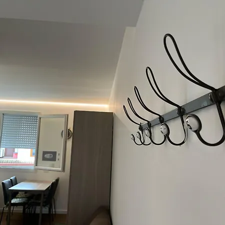 White House 4 * بريشا